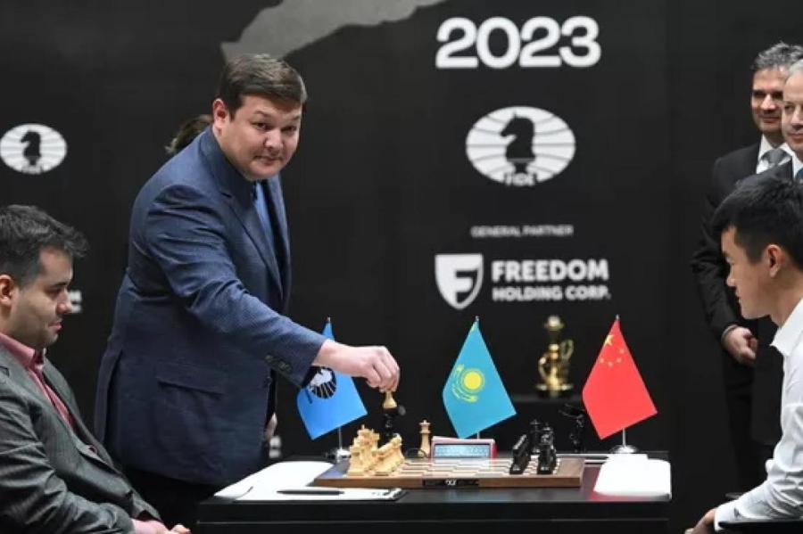 Непомнящий обыграл Дин Лижэня во второй партии матча за шахматную корону