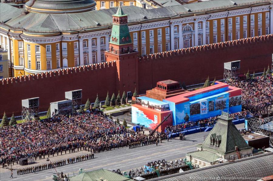 Зюганов призвал Путина не драпировать мавзолей на парад Победы