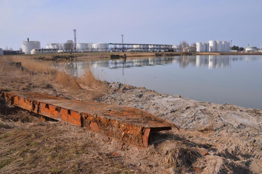 Канал Каросты очищают от свинства советских времен