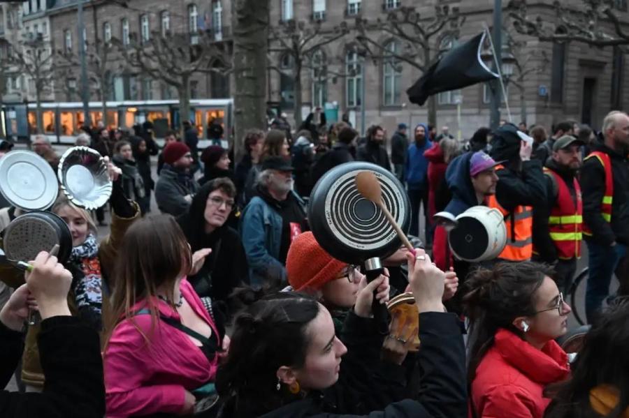 Полиция во Франции отобрала кастрюли у протестующих перед приездом Макрона
