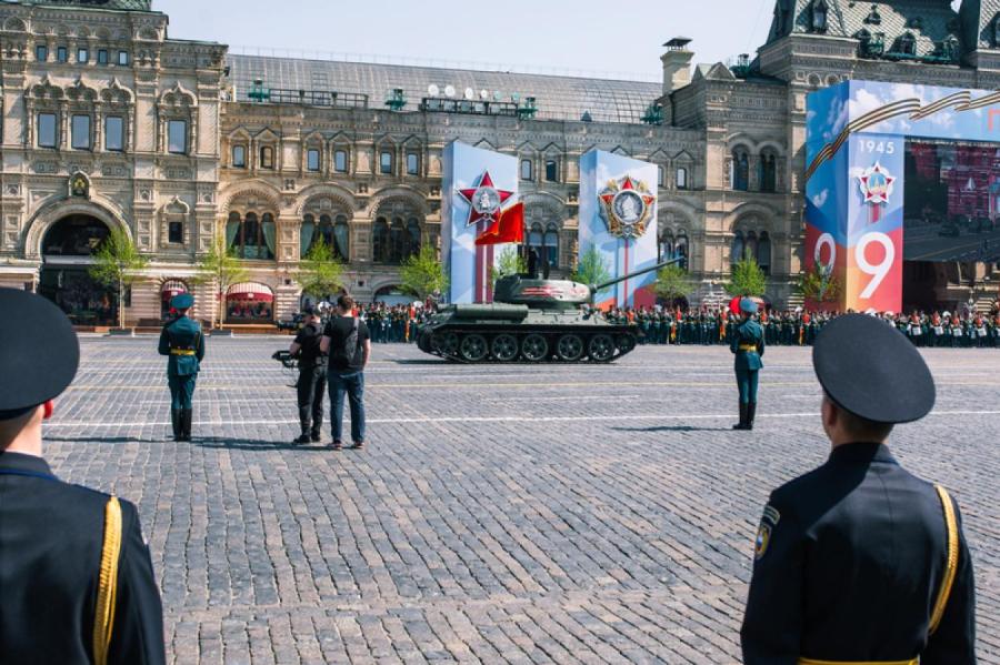На парад Победы в Москве приедет только президент Киргизии - СМИ
