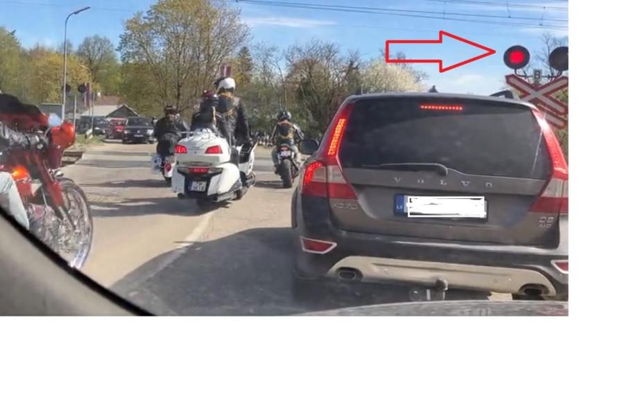 Десятки мотоциклистов в Риге грубо нарушили правила дорожного движения (ВИДЕО)