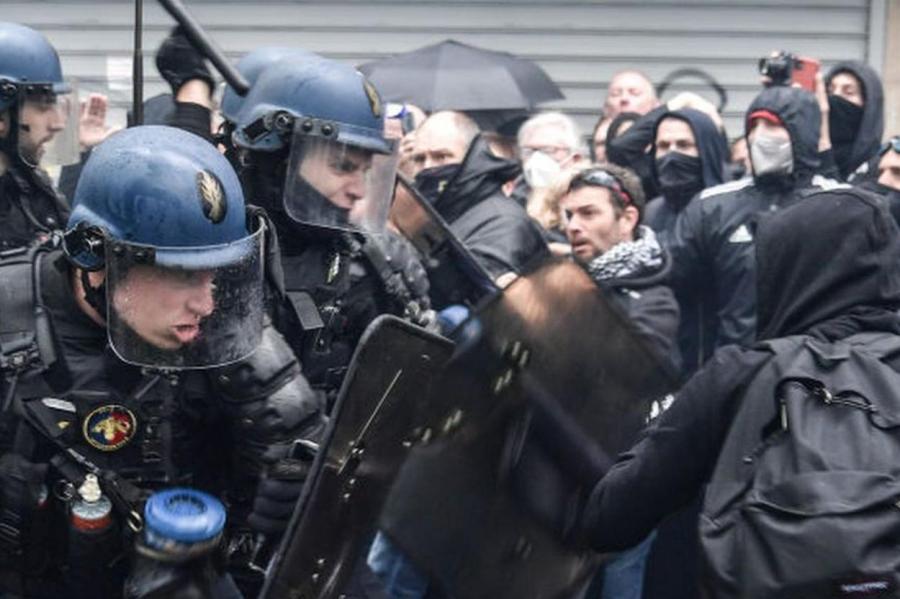 Протесты во Франции: ранены более 100 полицейских, 300 человек арестовано