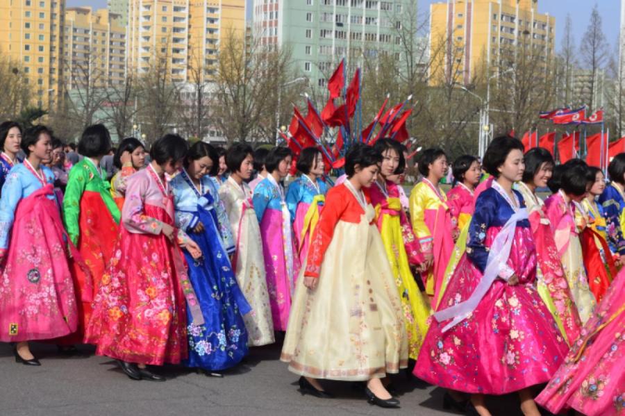 Полиция моды и 15 разрешенных стрижек: факты о жизни женщин в Северной Корее