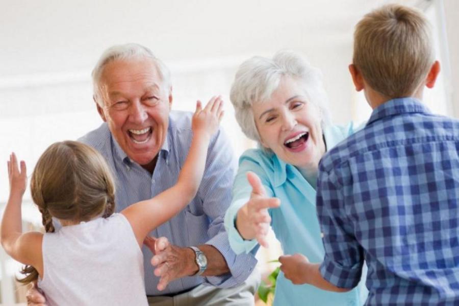 Бабушки и дедушки повышают способности своих внуков