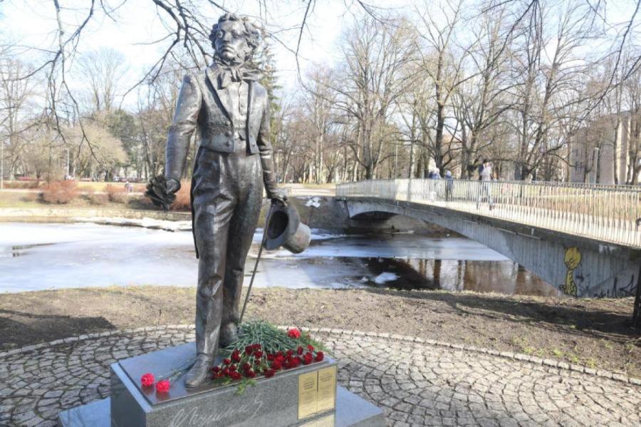 «Не надо все русское просто так убирать» — экс-президент ЛР о сносе памятников