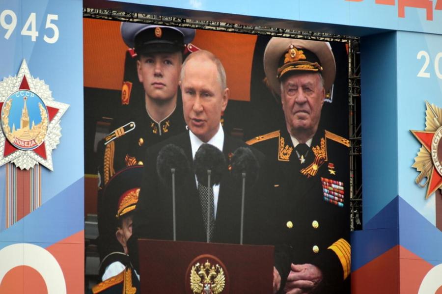 Кого и как поздравил Путин с Днем Победы (список)
