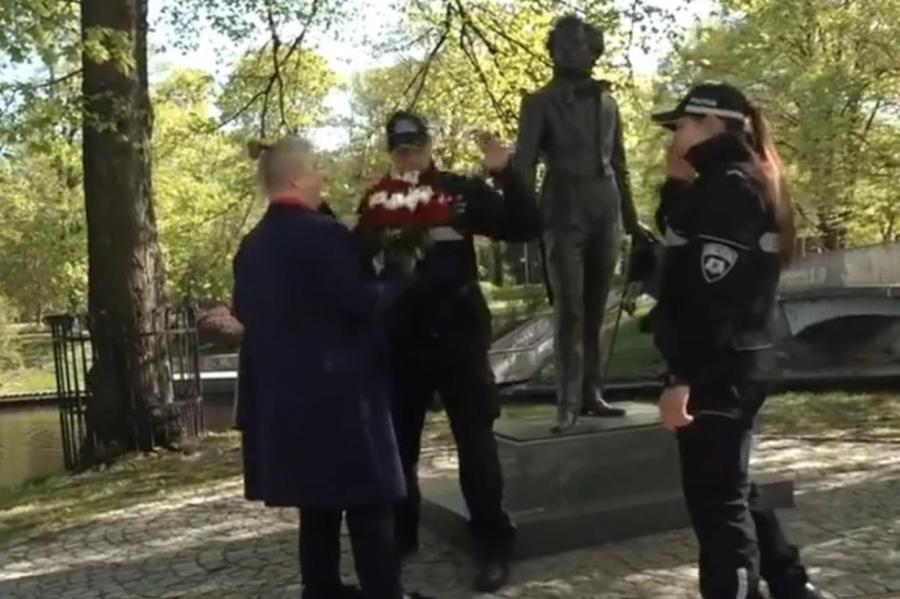 ВИДЕО: латышке не дали возложить цветы и у памятника Пушкину