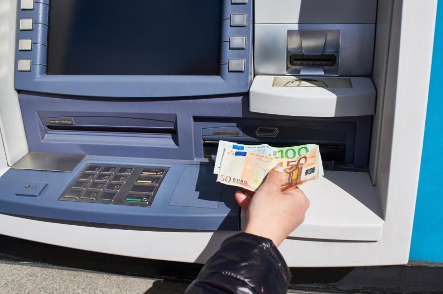Наличные: Латвия следит за тем, сколько кладут в банкоматы