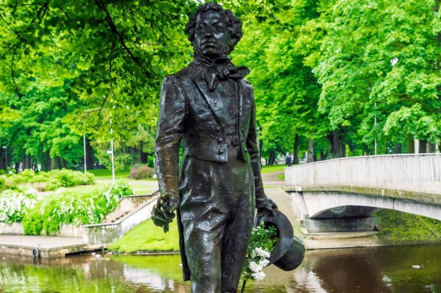 Памятник Пушкина могут увезти из Риги в Голландию