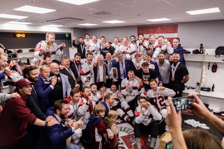 Как президент Латвии вручает награды латвийским хоккеистам (ВИДЕО)