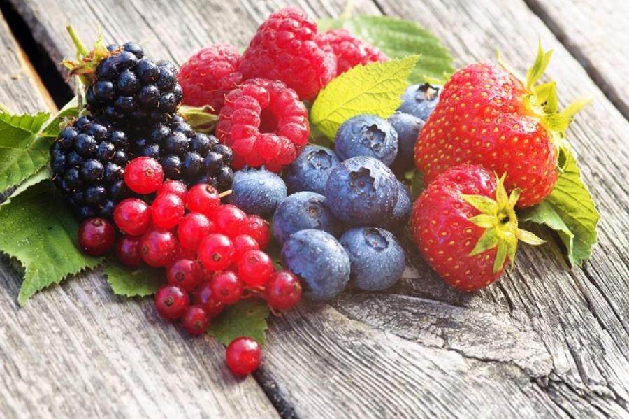 Летние ягоды: чем полезны и кому следует употреблять их с осторожностью