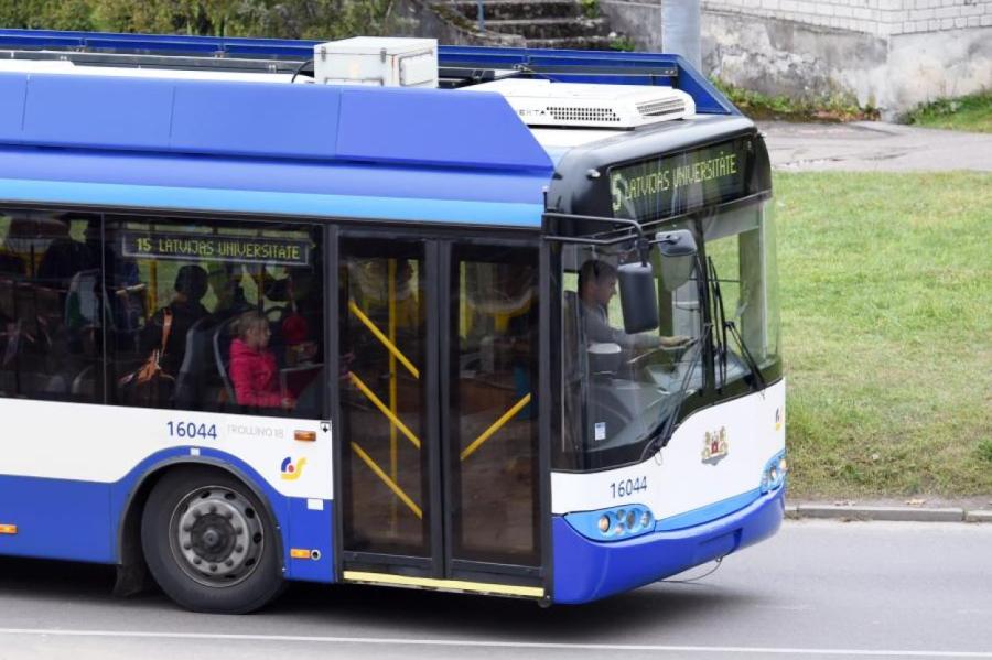 С августа вход во все троллейбусы и автобусы Риги - через передние двери