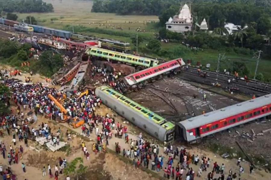 Катастрофа на железной дороге в Индии: число жертв приближается к трехстам