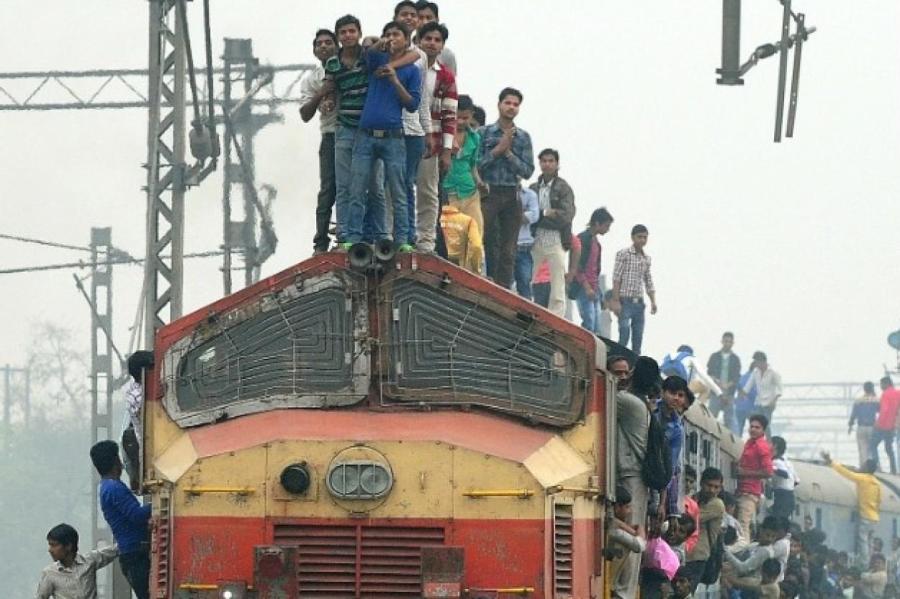 В Индии столкнулись три поезда, десятки погибших и сотни раненых (видео)