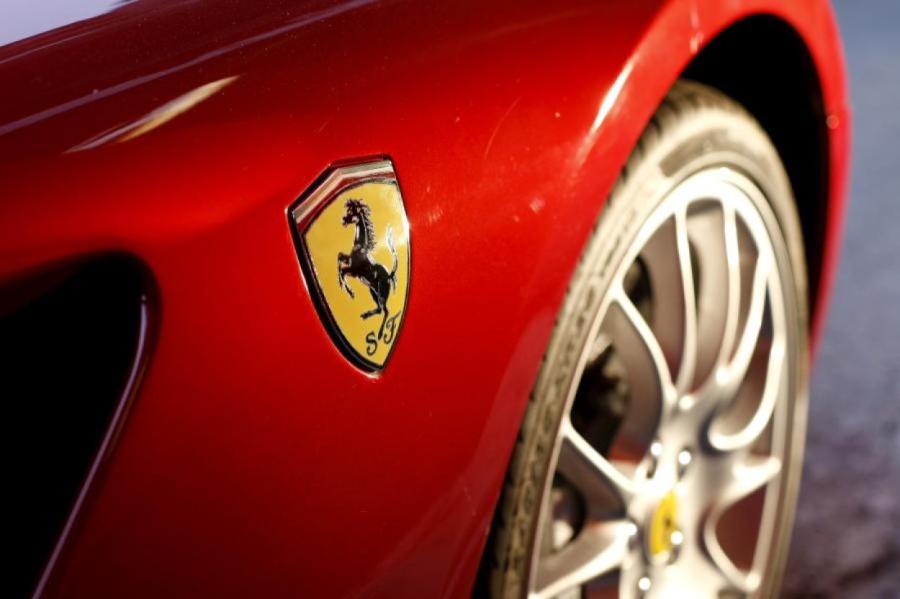 Водитель Ferrari оштрафован на 9300 евро за попытку дать взятку полицейскому