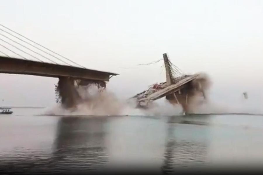 В Индии обрушился мост через Ганг: пропал сторож (ВИДЕО)