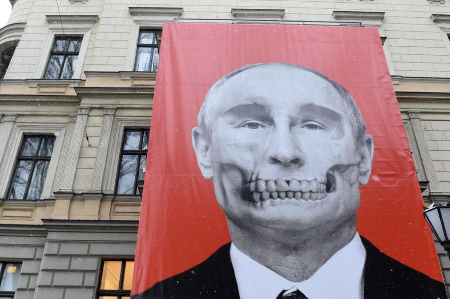 У посольства РФ в Риге прошел митинг в осуждение подрыва Каховской ГЭС