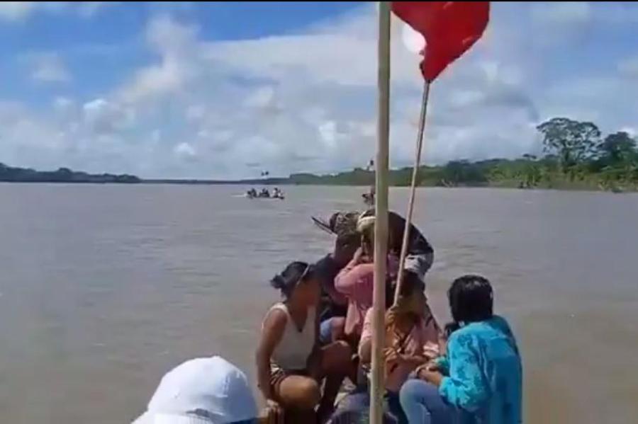 Индейцы Перу на каноэ захватили два нефтяных танкера в бассейне Амазонки