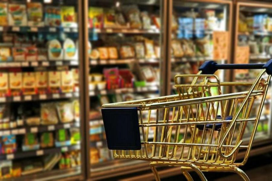 Анализ: латвийские покупатели меньше покупают, когда магазины снизят цены?
