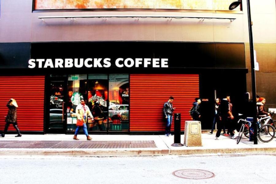 Starbucks заплатит белой сотруднице $25,6 млн из-за расовой дискриминации