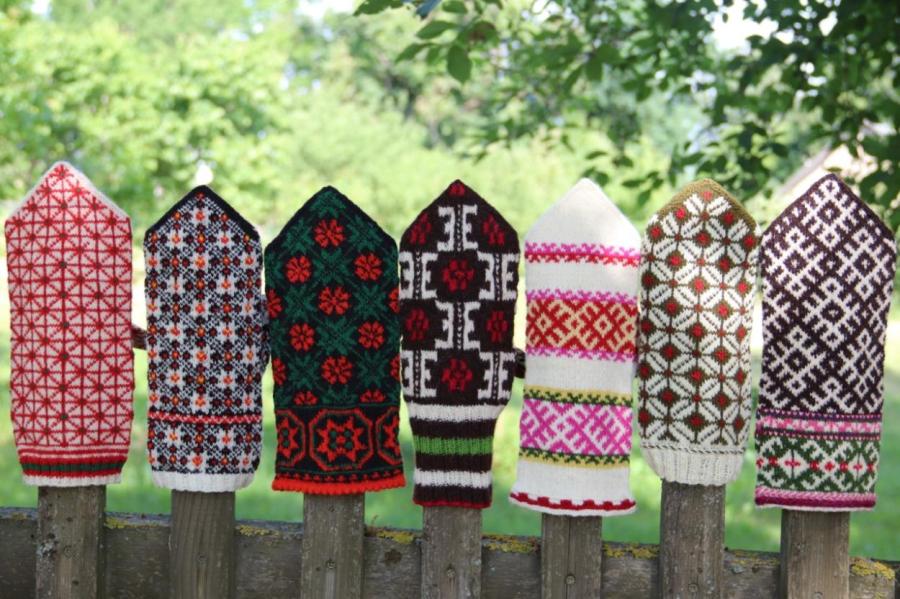 В Сабиле начинается выставка латышских узорных рукавиц