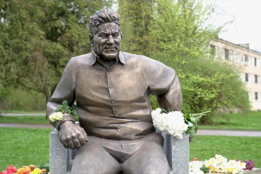 «Патриоты» в шоке - в Лиелварде установили памятник председателю-коммунисту