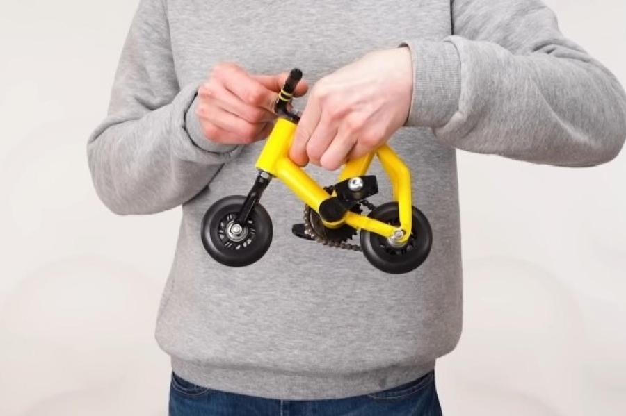 Самый маленький в мире велосипед с колесами от роликовых коньков (видео)