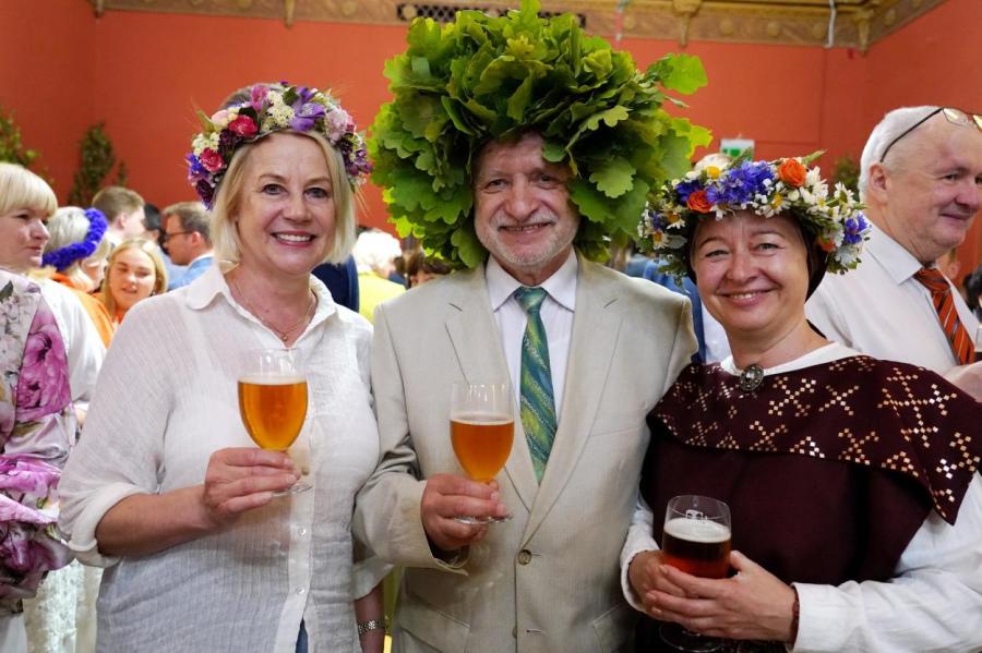 Депутаты тоже пиво любят: в Сейме отпраздновали Лиго (фото)