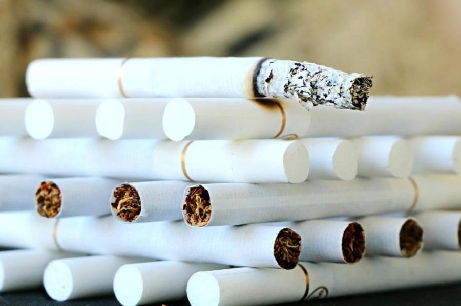 Подсчитано, сколько людей в Латвии курит контрабандные сигареты