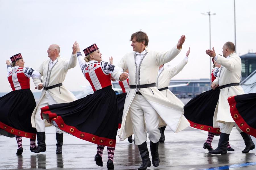 Народу Латвии предъявили к осмотру главный культурный шедевр страны