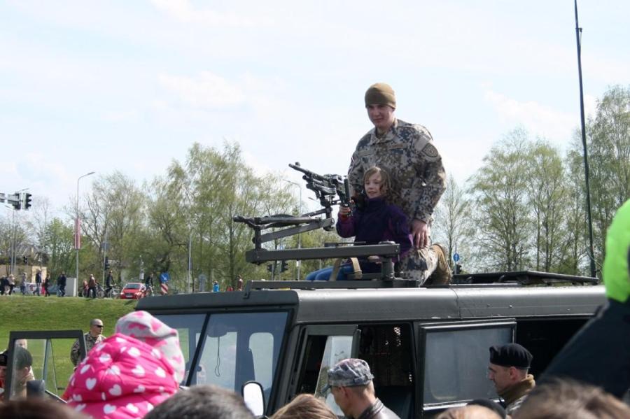 Военную подготовку включат в программу школ Латвии за счет одного предмета