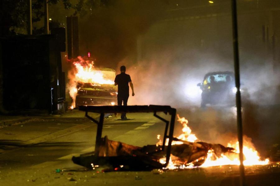 Беспорядки во Франции: протестующие напали на дом мэра пригорода Парижа