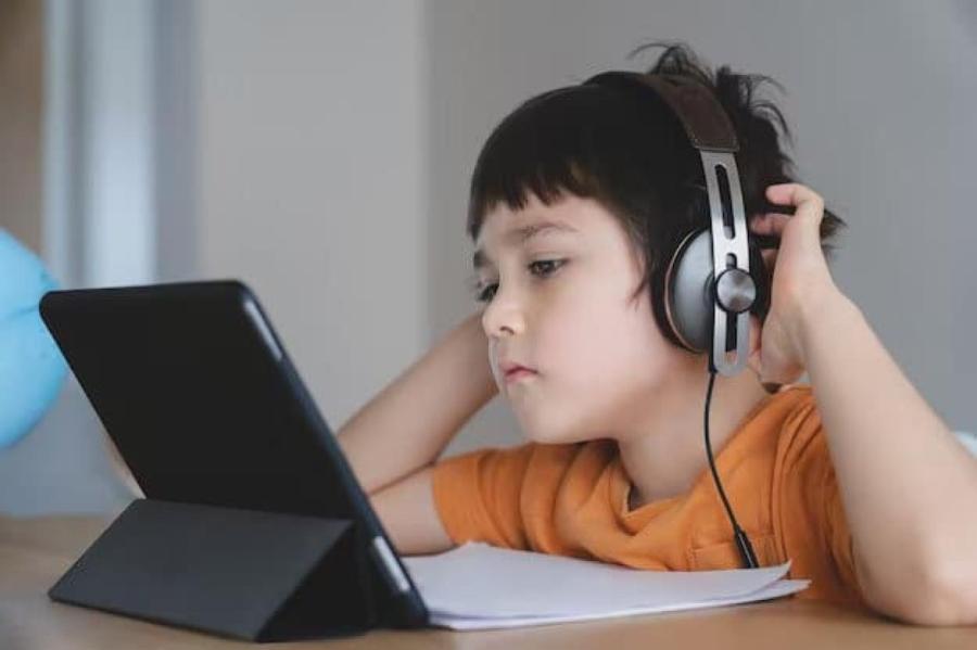 Прослушивание музыки во время занятий математикой улучшает оценки в школе