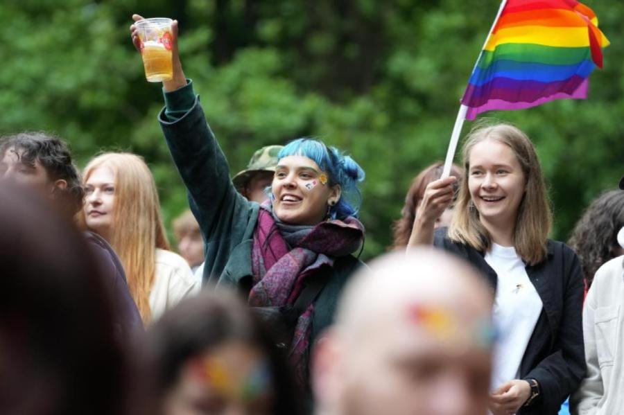 «На ЛГБТ-прайд идём с детьми!» Семейным праздником становится гей-парад в Латвии