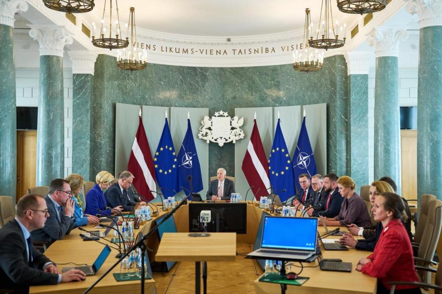 В августе в Латвии должны стартовать три реформы. Или развалиться правительство