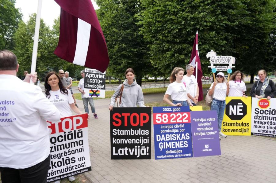 У Кабмина 15 человек протестуют против ратификации Стамбульской конвенции