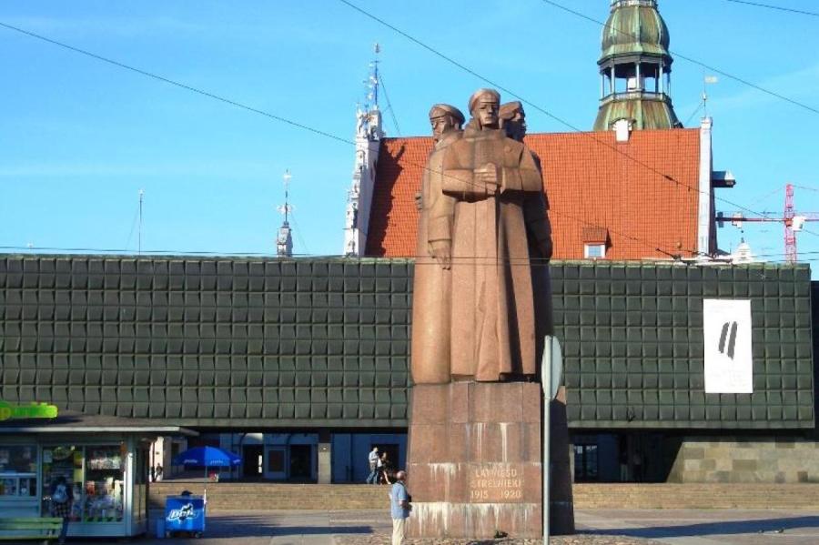 Была идея снести памятник красным латышским стрелкам - СМИ