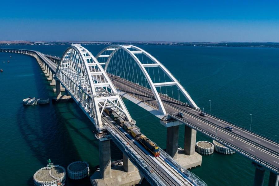 Крымский мост закрыт, сообщают о двух мощных взрывах