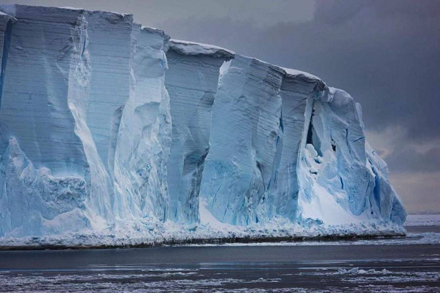 Антарктида разрушается: откалываются айсберги размером с мегаполис (ВИДЕО)