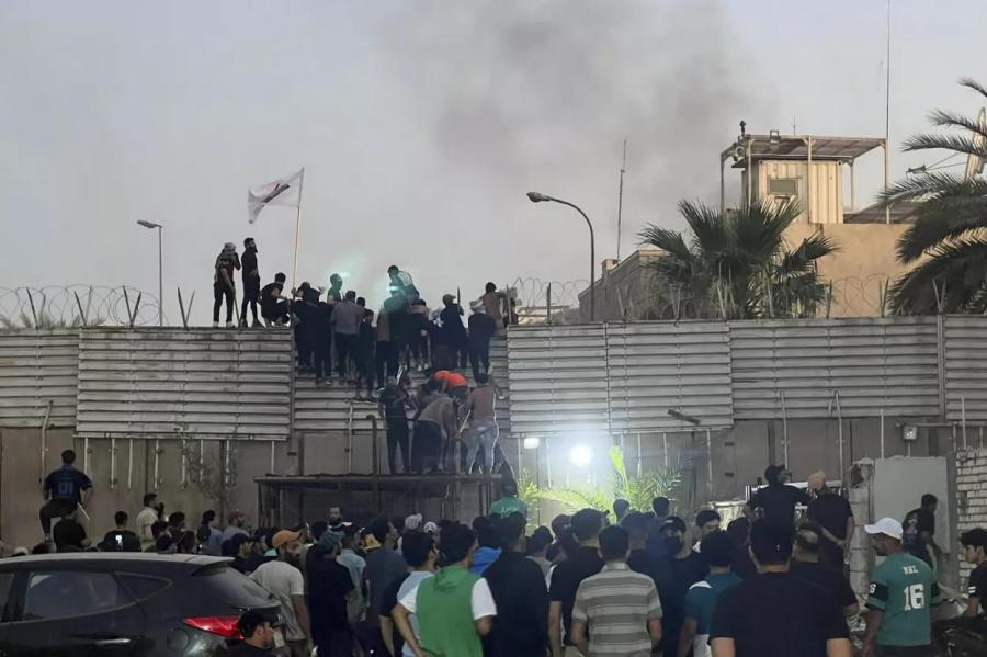В Багдаде не все спокойно - протестующие взяли штурмом посольство Швеции