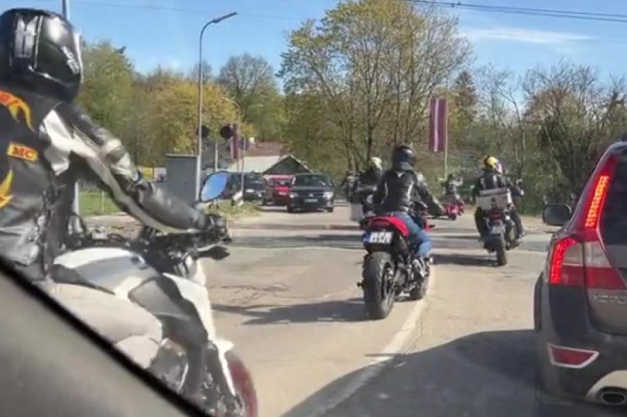 Ехали через переезд на «красный»: найдены и оштрафованы 15 мотоциклистов
