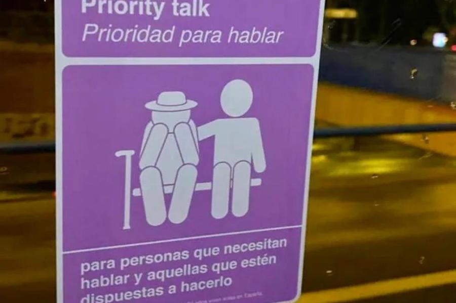 Места для разговоров с пожилыми появились в общественном транспорте Мадрида
