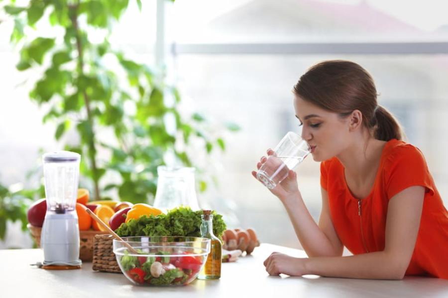 Можно ли пить воду во время еды — аргументы «за» и «против»
