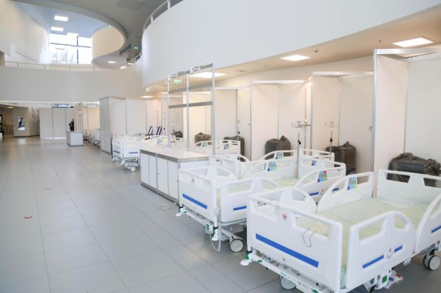 Старики вместо младенцев: больницам Латвии придется переделывать койки