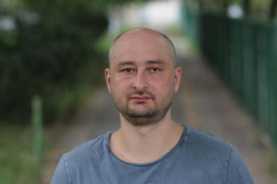Журналист Бабченко закидал яйцами посольство России в Таллине