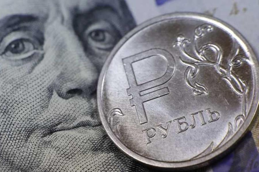 Не имей сто рублей, а имей сто евроцентов: в РФ сдуваются деньги