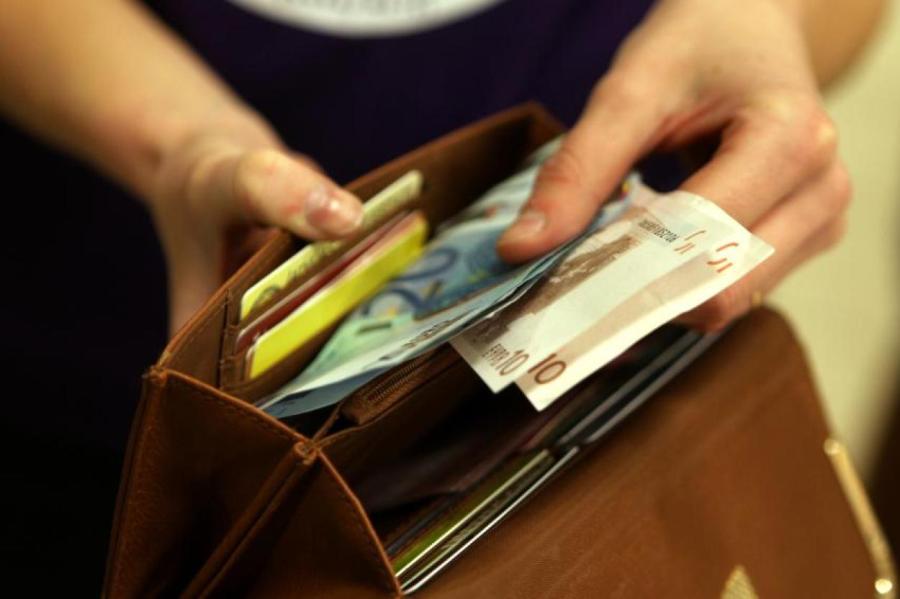 Профсоюзы Латвии требуют повысить минимальную зарплату и необлагаемый минимум
