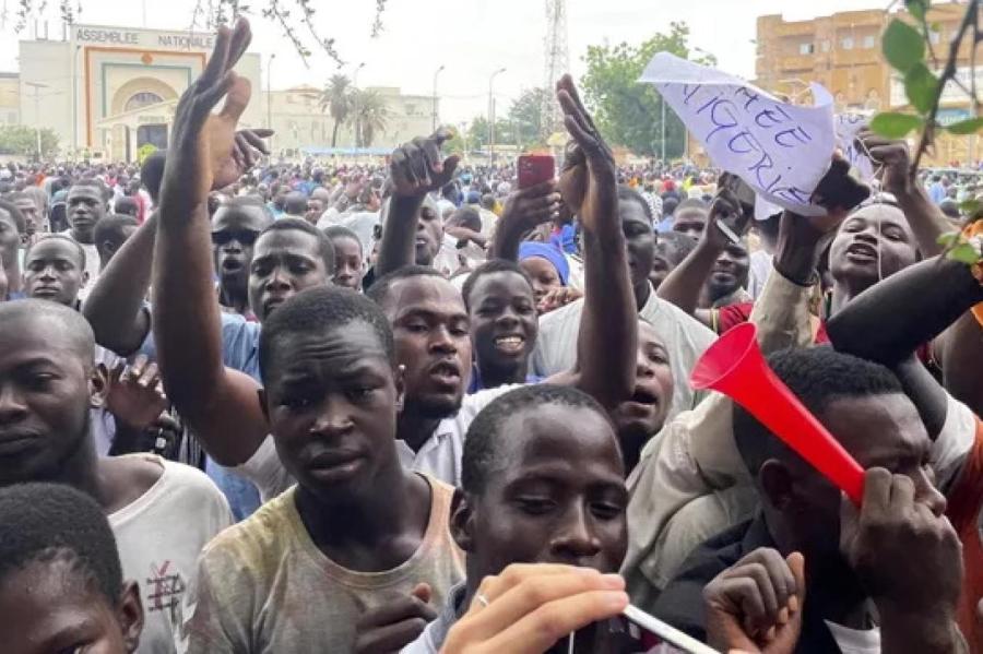 В столице Нигера прошли многотысячные акции в поддержку мятежников