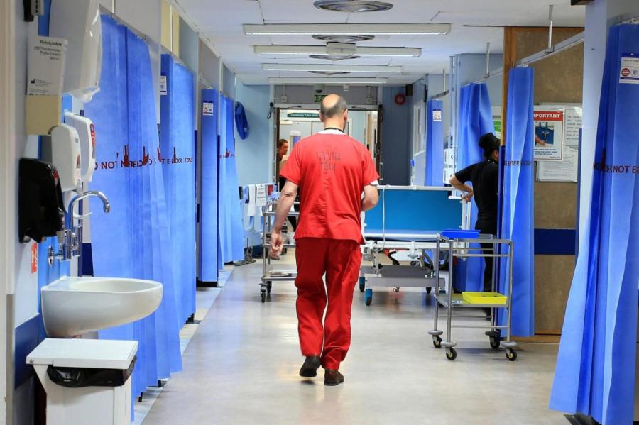 Умереть в очереди к врачу: Лондон никак не оправится от пандемии (ВИДЕО)